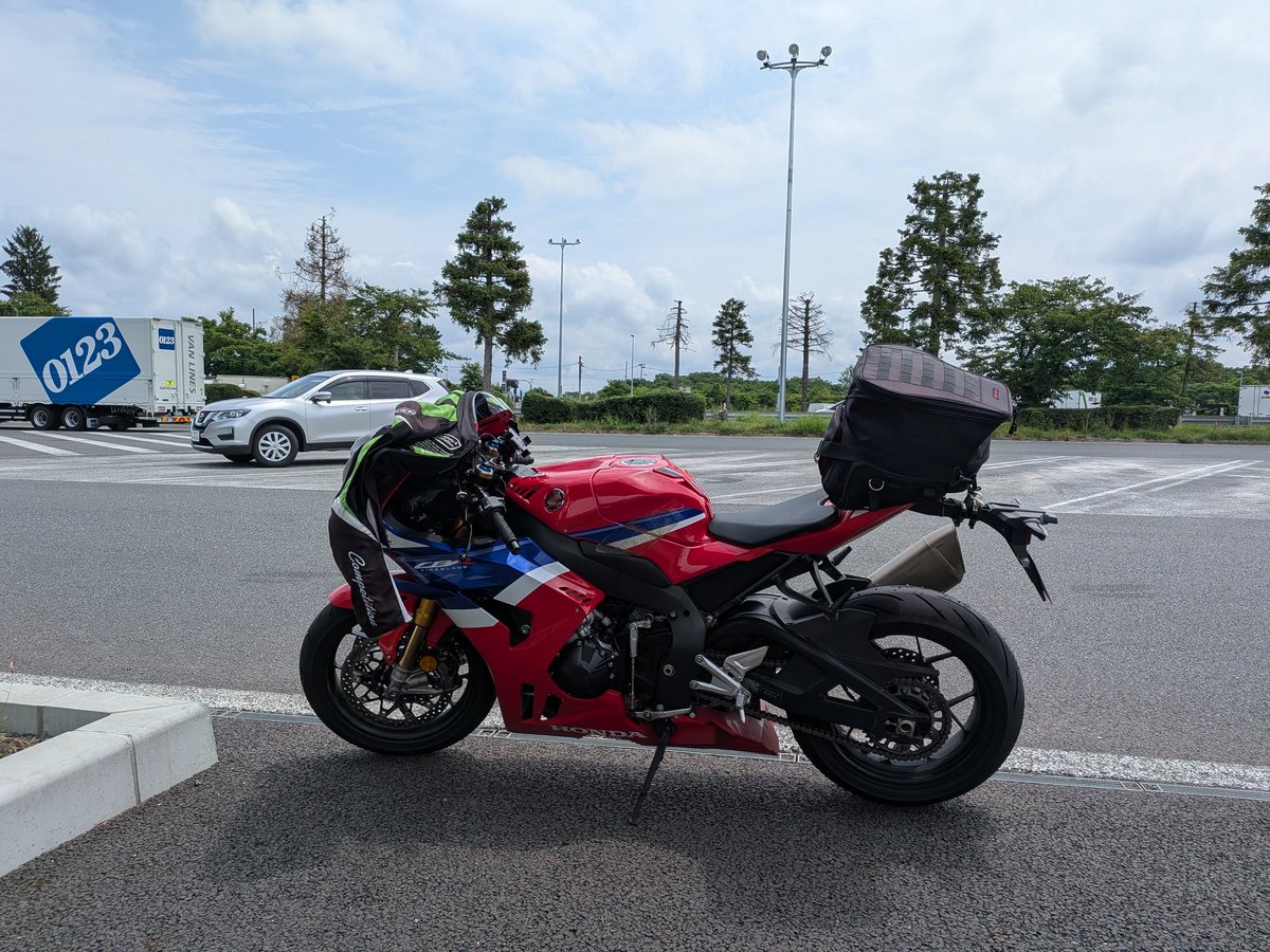 arumioote's tweet photo. 凄い雨でびっしょり。
盛岡は晴れてるから休憩して乾かしてる。

青森到着にはちと早すぎる。 https://t.co/PjYnXNTCVD