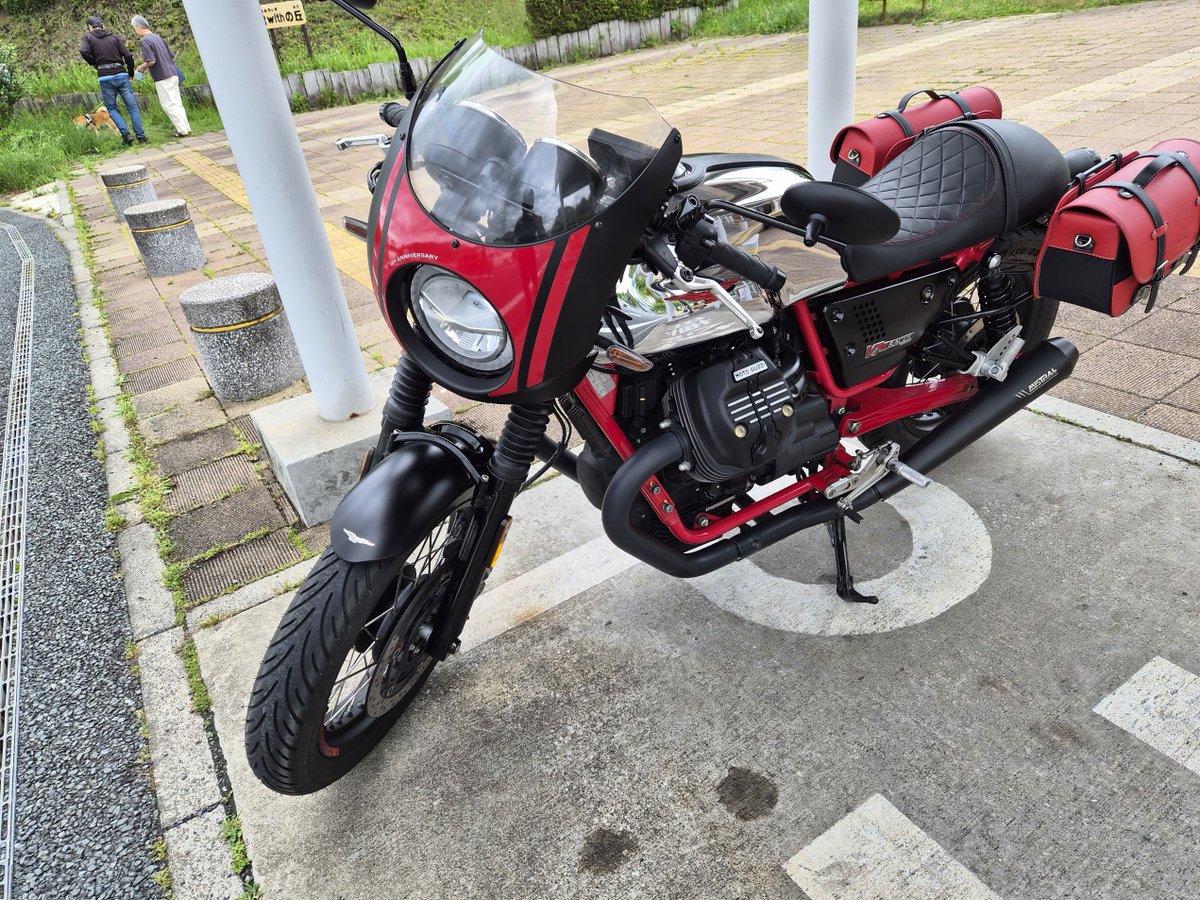 kchanmc's tweet photo. ロイヤルエンフィールド試乗の帰り道で自分のモトグッツィV7Ⅲレーサーに乗っていて、このバイクの価値も再確認できました。
やっぱりV7の鼓動感は最高なんですよね。
もちろんV9も最高です😊

#Motoguzzi https://t.co/bOambDN3K8