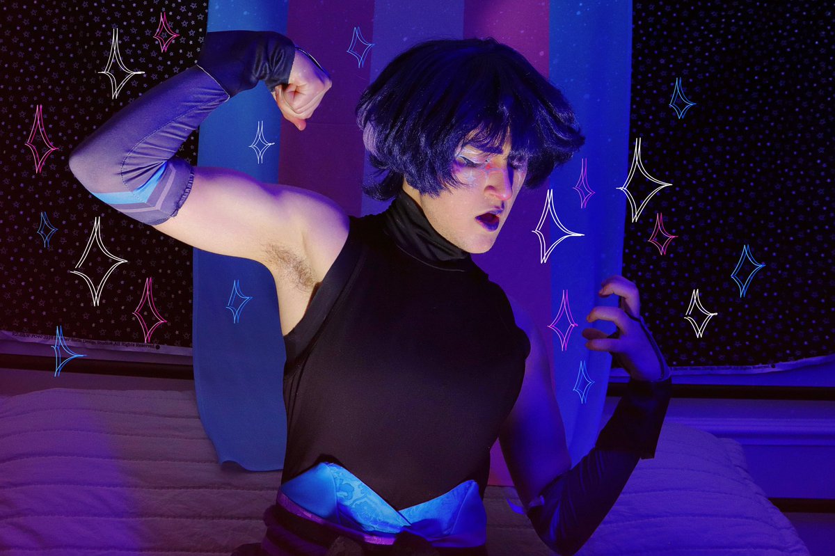 yarnball_cos's tweet photo. I need to work out but just pretend I’m super buff and manly in that second picture ok? https://t.co/j3sV7hVMLR