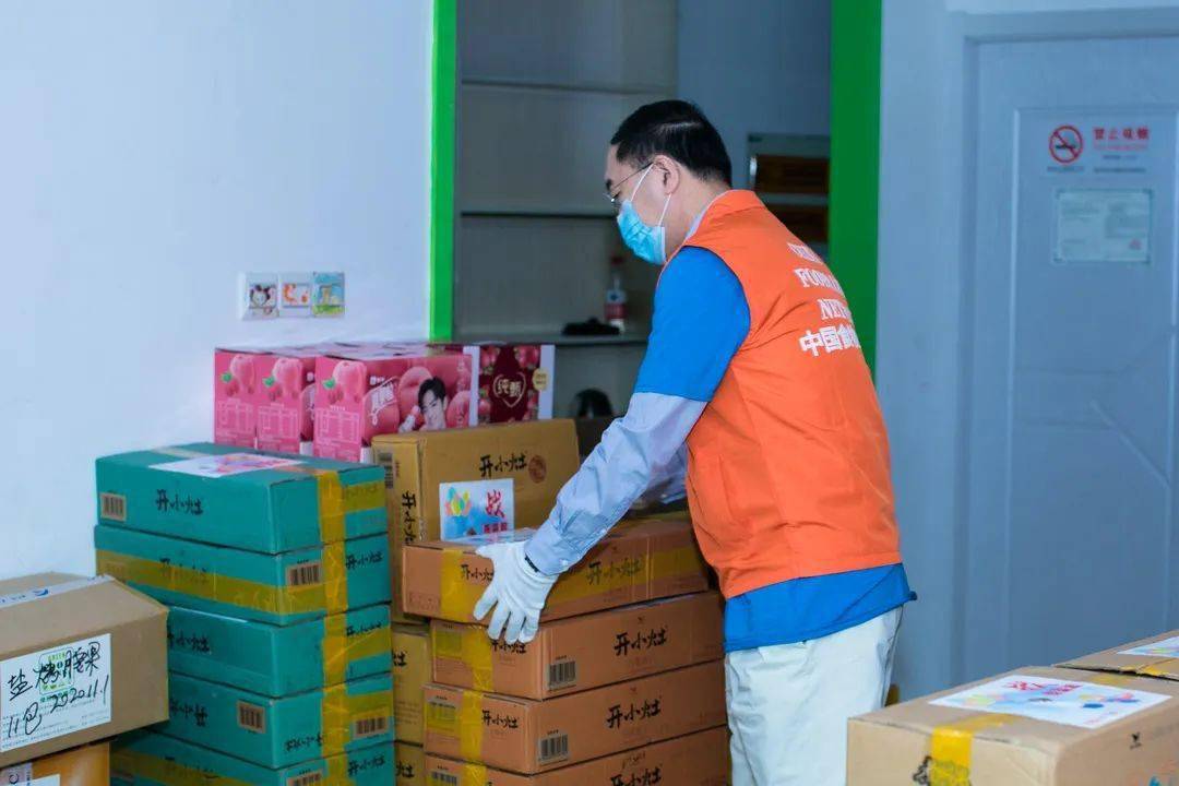 Hecoliveira's tweet photo. Spent the weekend volunteering at the community food bank—helped sort 200+ meal boxes for local families in need. Small acts make big impacts!， https://t.co/EjGCHb9qKa