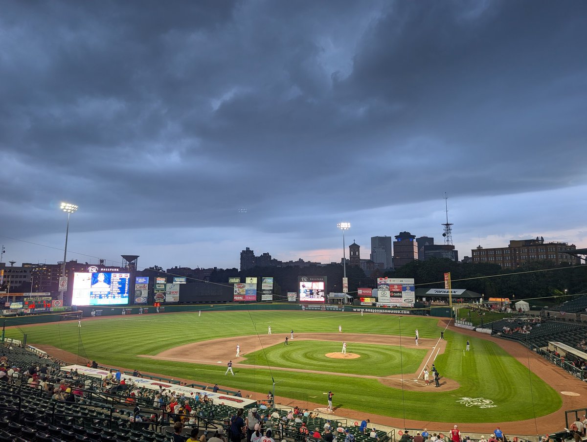 dan_celso's tweet photo. @RocRedWings what was with the sky tonight https://t.co/hQi6rqhy1O