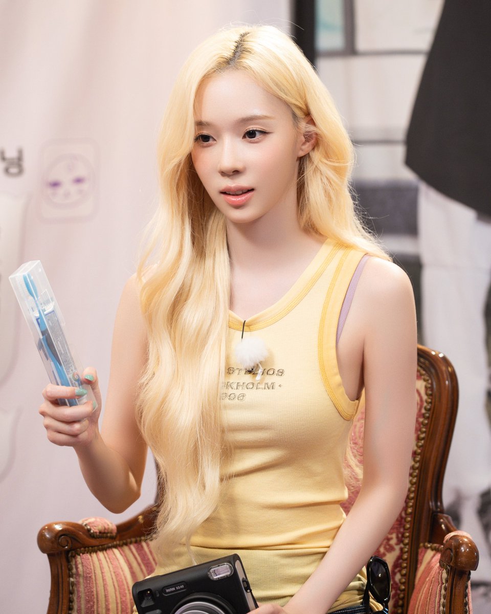 wntercming's tweet photo. 칫솔을 왜 들고 계신거야 https://t.co/WNYnZ31Pq9