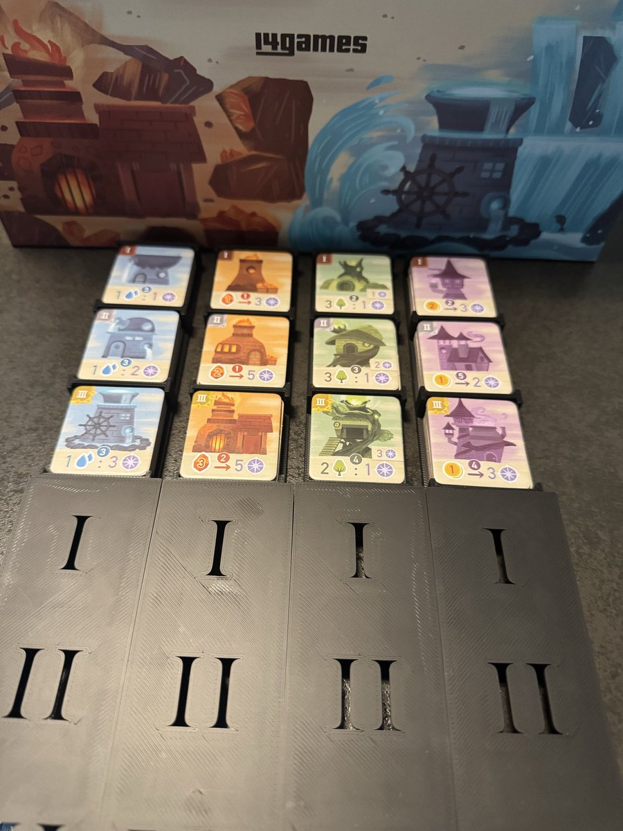 kumaccolo's tweet photo. エレメンティカのプラントタイル入れ🧙‍♀️
夫と2人で3D CADを使って制作！
Ⅰ.Ⅱ.Ⅲとローマ数字で穴を開けたのがポイントで、下から色が出て色を確認できるのもGood！
次はエレメンティカの他のインサート作る！ https://t.co/M2lEfuHGkt