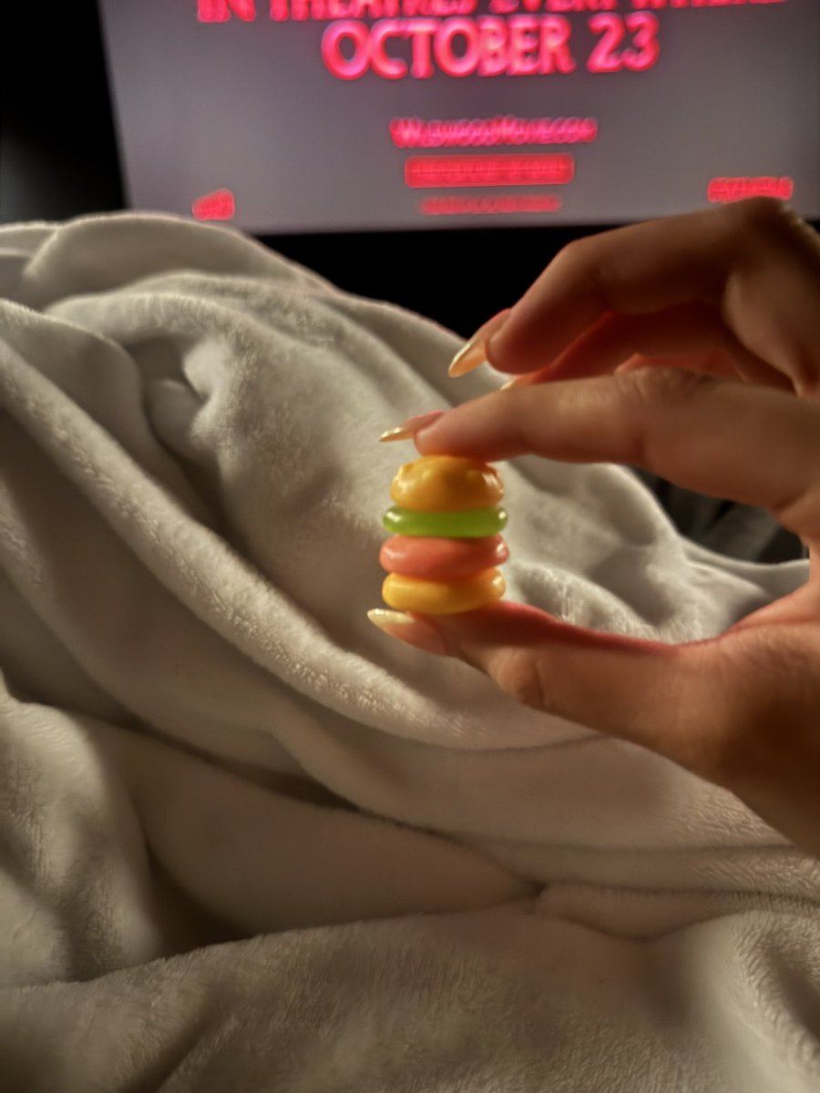 tarobunnni's tweet photo. tonight’s dinner! 
one krabby patty. 850cals !! https://t.co/peztsSEgMu