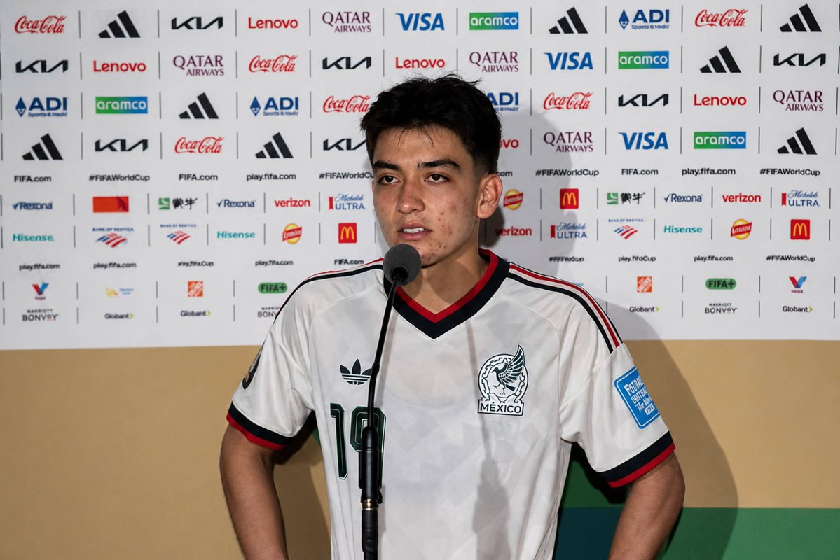 vertesport's tweet photo. "Saya bermain seperti itu karena saya tidak ingin kita pergi ke perpanjangan waktu, pertandingan akan berakhir sangat malam dan saya harus sekolah pagi-pagi"

- Gilberto Mora https://t.co/NnWAJhAJEf