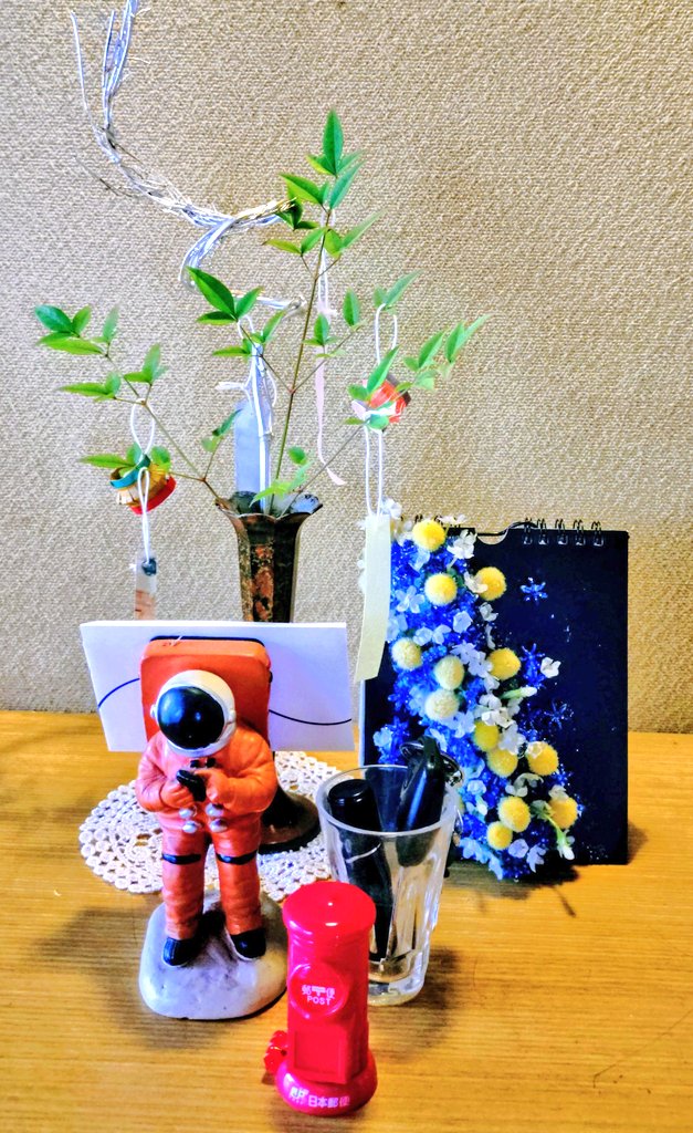 hiroome's tweet photo. 7月の #玄関花 。今月のテーマは #七夕 と #ふみの日 です。今年も南天の枝を笹に見立て、造花とビーズで天の川を作りました。さらに、今年も登場させた宇宙飛行士のスマホスタンドにミニ封筒を置き、2つのテーマを関連づけしました。#Flowerarrange https://t.co/pRSD4bG9jd