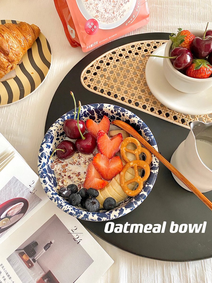 marcel26528343's tweet photo. [Nothing beats a warm homemade oatmeal bowl on a rainy Tuesday morning — topped with fresh blueberries, a drizzle of honey and a sprinkle of chia seeds ]， https://t.co/zRN1Oi3O39
