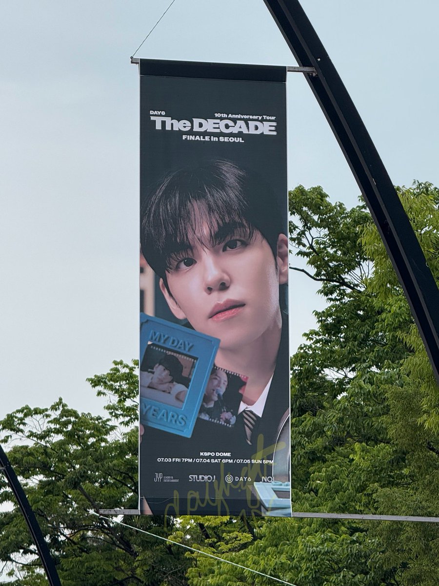 daylightsix's tweet photo. i arrived way too early. they're still putting up the day6 banners 😭 https://t.co/ICkVQDhqKZ