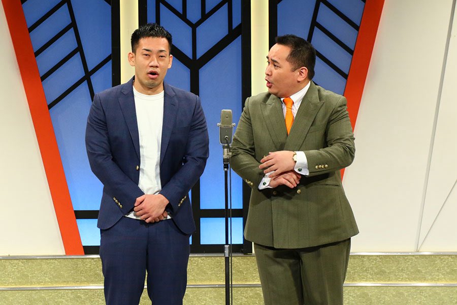 rinten59655542's tweet photo. A「内科の後輩がな、貧血の原因が分からへんって言いよんねん」

B「ほな原因精査するやつやないかい。貧血は“Hb低いです”で終わったらあかんのよ。そこから犯人探しが始まるんやからね」

A「でな、後輩が言うには、まず鉄欠乏ちゃうかって話になったらしいねん」

B「ほな鉄欠乏性貧血やないかい。貧血と聞いたら、まず鉄を見るのは基本やからね。特に女性、高齢者、消化管出血リスクがある人なら、最初に疑うやつや」

A「でもな、MCVはだいたい正常範囲らしいねん」

B「ほな典型的な鉄欠乏とは違うかぁ。鉄欠乏なら小球性に寄ってくることが多いからね。MCVが正常なら、いったん正球性貧血として考え直さなあかんやつや」

A「しかもフェリチンは保たれてて、TIBCもいかにも鉄欠乏って感じではないらしいねん」

B「ほな鉄欠乏単独ではなさそうやな。鉄欠乏ならフェリチン低下とか、TIBC上昇とか、それっぽい足跡を残すことが多いからね」

A「でな、消化管出血も疑って便潜血見たけど陰性やってんて」

B「ほな出血性貧血も少し遠のくなぁ。もちろん1回の便潜血だけで完全否定はできへんけど、“鉄が枯れてる感じもない、便潜血も陰性”なら、いったん主犯からは外したくなるわ」

A「でも貧血が進んでるなら、溶血性貧血ちゃうかって話にもなったらしいねん」

B「ほな溶血性貧血やないかい。赤血球が壊れてるなら、LDH上がる、間接ビリルビン上がる、ハプトグロビン下がる、網赤血球増える。このへんが騒ぎ出すからね」

A「でもLDHもビリルビンも目立って上がってなくて、網赤血球も増えてないらしいねん」

B「ほな溶血性貧血とちゃうかぁ。赤血球が壊されてるのに、現場に破片も増援部隊も出てないなら、溶血感は薄いからね」

A「じゃあ骨髄が悪いんちゃうかって話にもなったらしいねん」

B「ほな骨髄不全系も考えるやないかい。貧血だけやなくて白血球や血小板まで落ちてきたら、骨髄の工場停止を疑うからね」

A「でも白血球と血小板はだいたい保たれてるらしいねん」

B「ほな骨髄全体が止まってる感じでもなさそうかぁ。もちろん完全否定はできへんけど、赤血球だけじわっと弱いなら別の線も見なあかんのよ」

A「でな、炎症性貧血も疑ったけど、CRPはそこまで高くないらしいねん」

B「ほな慢性炎症だけで押し切るのも弱いかぁ。炎症が強いなら鉄利用障害とかで説明できることもあるけど、炎症の火事が見えてないなら決め手に欠けるわ」

A「でもな、腎機能が悪いらしいねん」

B「急に本命出てきたやないかい」

A「eGFRが低くて、クレアチニンも高め。しかも貧血の割に網赤血球が増えてないらしいねん」

B「ほな腎性貧血疑うやないかい。腎臓は尿作るだけの部署ちゃうねん。赤血球作れって骨髄に指示出す、エリスロポエチンの司令塔でもあるからね」

A「腎臓が悪いと貧血になるん？」

B「なるんよ。腎機能が落ちるとエリスロポエチンが十分に出にくくなる。すると骨髄が赤血球を作る気になれへん。
つまり材料がない貧血やなくて、“上司から発注が来てない”タイプの貧血やねん」

A「でも鉄もB12も葉酸も大丈夫なら、赤血球作れそうやん」

B「そこが罠やねん。材料があっても、発注書が来なかったら工場は動かへん。
鉄はある。B12も葉酸もある。出血も溶血も目立たない。骨髄全体の停止でもなさそう。
でも腎機能が悪くて、網赤血球が増えてない。
これは“作れない”というより、“作れという指令が弱い”を疑う流れやねん」

A「つまり、貧血の原因は腎臓？」

B「腎性貧血がかなり疑わしいな。
ただし腎性貧血は、“Hb低い、はい腎臓です”ではあかん。
鉄欠乏、出血、溶血、B12・葉酸欠乏、炎症、骨髄疾患。このへんを見た上で、腎機能低下と造血反応の弱さが揃って初めて疑うやつや」

A「ほな結論は？」

B「貧血あり。
まず鉄欠乏を疑う。
でもMCVは正常範囲。
フェリチンも保たれていて、TIBCも鉄欠乏らしくない。
出血所見も乏しい。
溶血所見も目立たない。
B12・葉酸欠乏っぽくもない。
白血球・血小板は保たれている。
でも腎機能が悪く、貧血の割に網赤血球が増えていない。

ここまで揃ったら、腎性貧血を疑わなあかんねん」

A「後輩に伝えとくわ」

B「頼むわ。
貧血は“鉄が足りない”だけで片づけたらあかん。
腎臓が悪い時は、赤血球の材料じゃなくて、赤血球を作れという指令が足りてないことがあるんや」