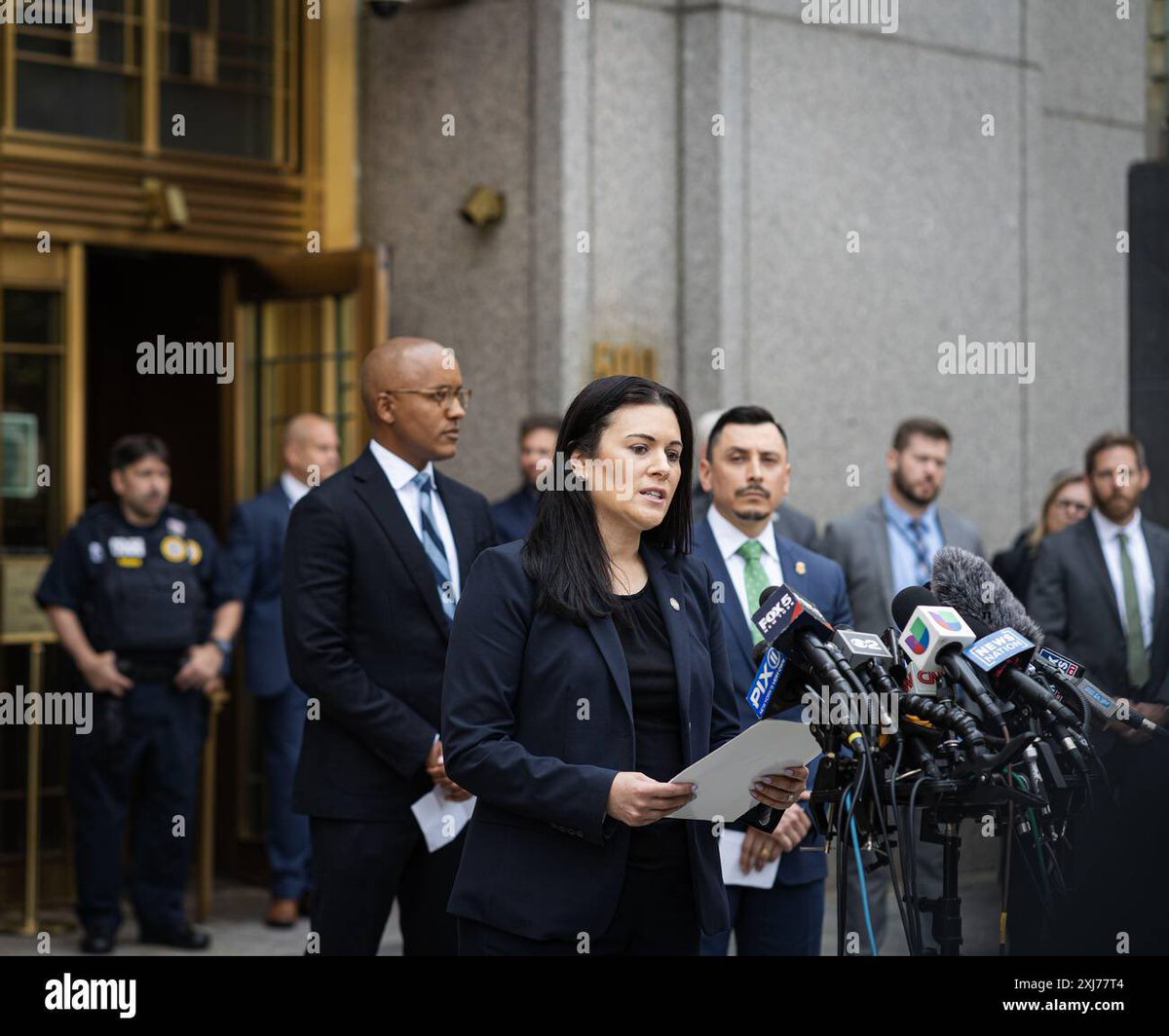 wenbei2022's tweet photo. 前FBI局长 #雷 听从 #奥巴马 安排的法官下的命令带队搜查 🇺🇸#川普 总统的海湖庄园，而纽约FBI女性高管三位都是雷提拔的

#克里斯蒂·柯蒂斯 （背后黑人是个 #惊喜）被雷任命FBI 纽约分局情报与监视处的主管特别探员（SAC），出任纽约分局的代理助理局长，还有两个提拔的女性但权力没柯蒂斯大（有图） https://t.co/PajhqD49b1