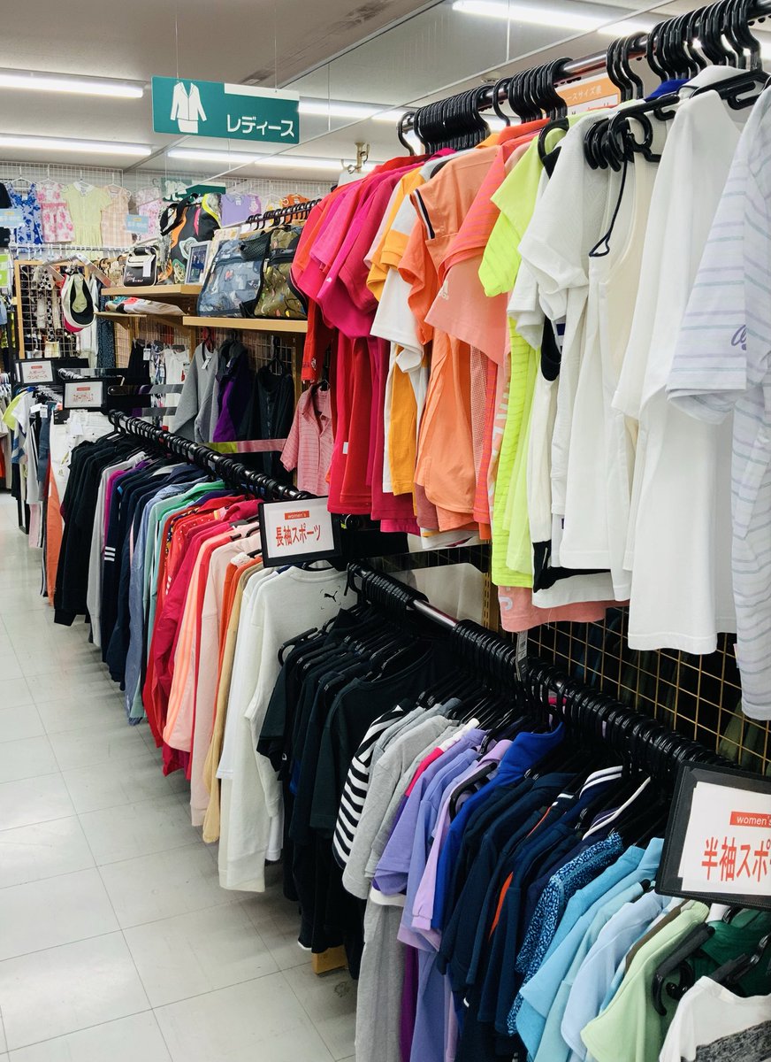 off_higakoshi's tweet photo. 🔄レディースの売り場変更しました🔄
レディース衣料品コーナーを見やすくリニューアル✨
半袖アイテムやスポーツウェアなど、これからの季節に活躍する商品を多数ご用��しています😊
ぜひ新しくなった売り場をチェックしてみてください♪
#オフハウス東越谷店
#レディースファッション https://t.co/PmcrxE4sws