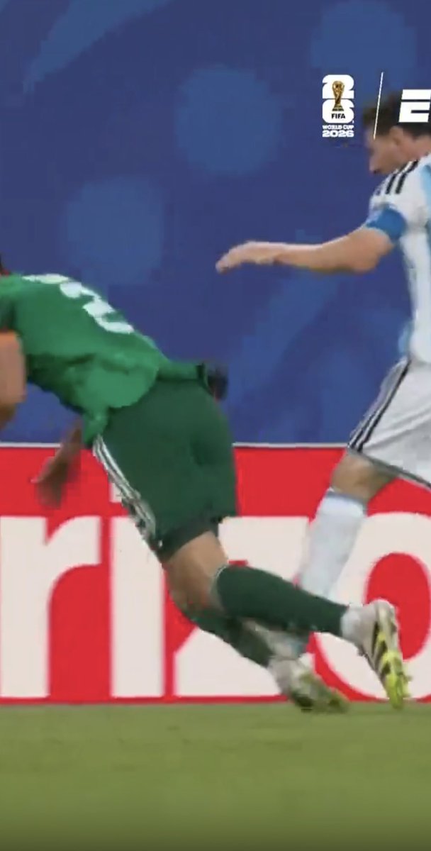 miesgobu's tweet photo. Red Card // No Red Card https://t.co/iljnS9KTIh