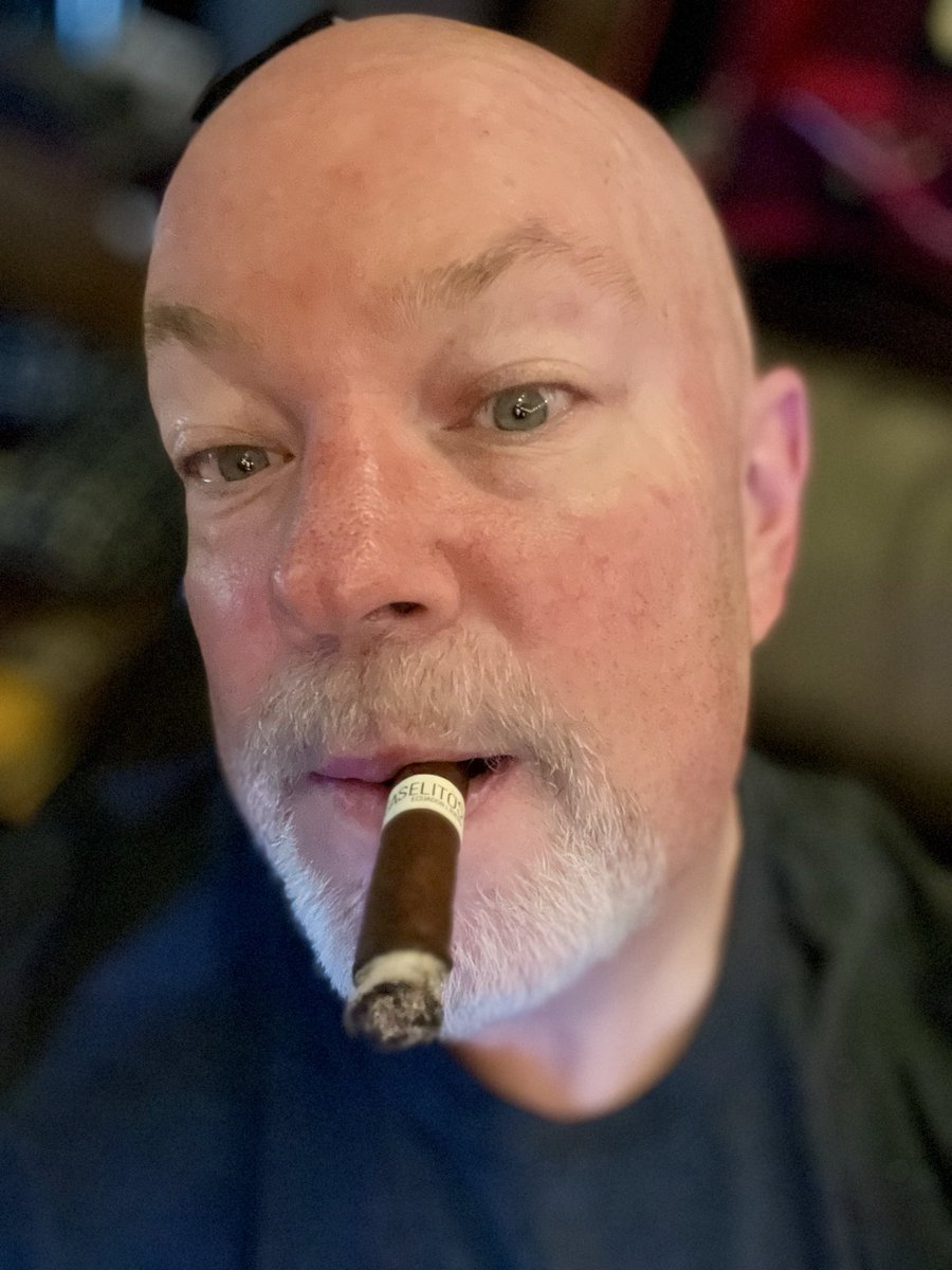 cigarsmoke's tweet photo. Good evening #stogiefam GO TEAM USA 🇺🇸 ⚽️ 🇺🇸#nowsmoking @RoMaCraft @SmokeRoMA #RoMaCraft #Weaselitto appetizer #cigarsmoke #cigar #cigars
#BOTL #SOTL @FIFAWorldCup ⚽️⚽️⚽️⚽️ https://t.co/xJ0zdBx6Rq