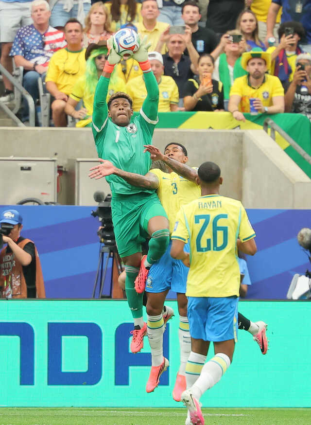 CUTDsiprwQDvlVL's tweet photo. 凄さが伝わる1枚

ザイオンと競ってる🇧🇷ブラジルの3番の身長は190cmです。 https://t.co/HbcYE8HZR5