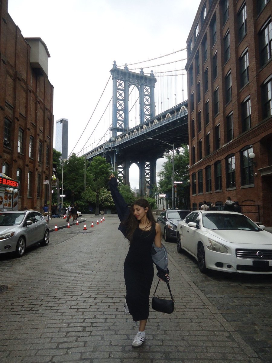 detrumanshow's tweet photo. Mis hijos van a ver estas fotos de su mamá en sus veintes… Made it to New York https://t.co/7LcTOkgF8w