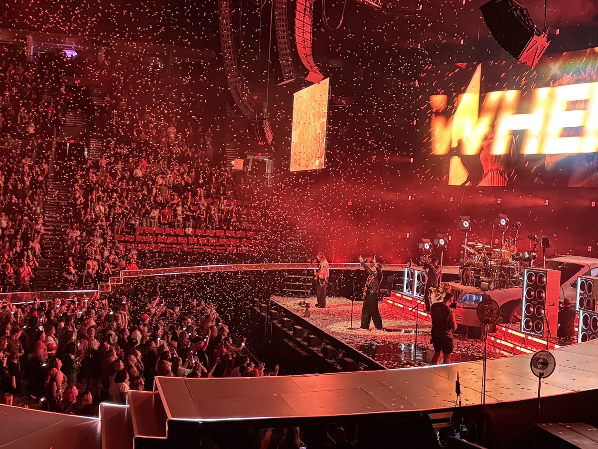 whtevernvrmind's tweet photo. 5sos at the moda center i miss u … https://t.co/HcLs2CilcT