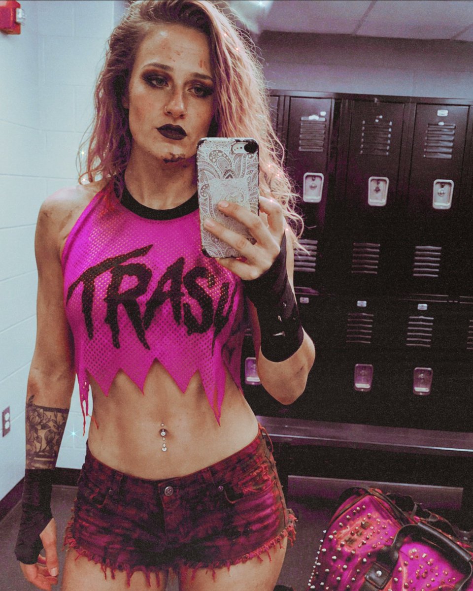 PlzDrugMeX's tweet photo. Messed around &amp; went through a table or two... atleast I looked like sexe sexuel doing it 💋 #LivingSwampFilth #TheSerpentQueen https://t.co/frMyAsxdjZ