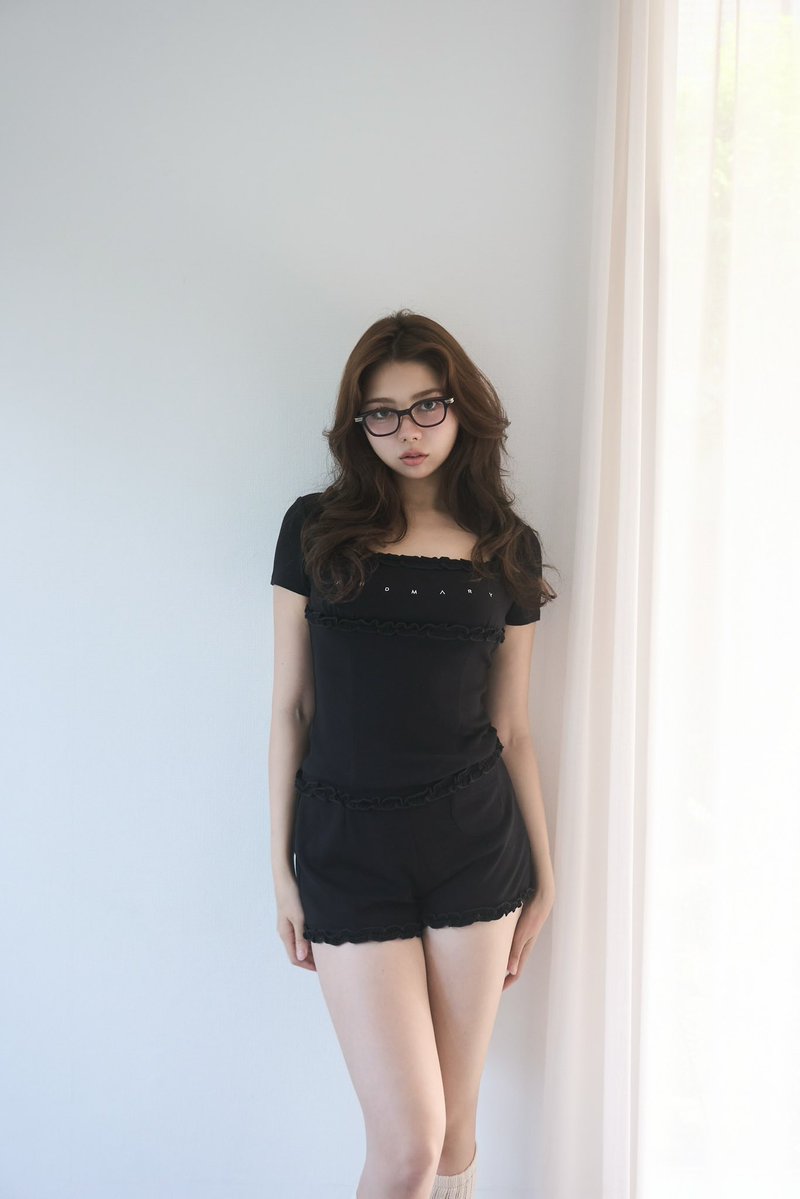 andmaryofficial's tweet photo. Petito mini frill set up
color ivory/black
¥15,400-tax in

ホイップのようなフリルが愛らしいトップスとミニボトムのセットアップ。
ミニボトムにも同様のフリルを施し、セットアップならではの統一感のあるデザインに。

発売日7/5(日)store10:30-web20:00-
instalive7/4(土)19:00-

#andmary https://t.co/sztDCXmAyG
