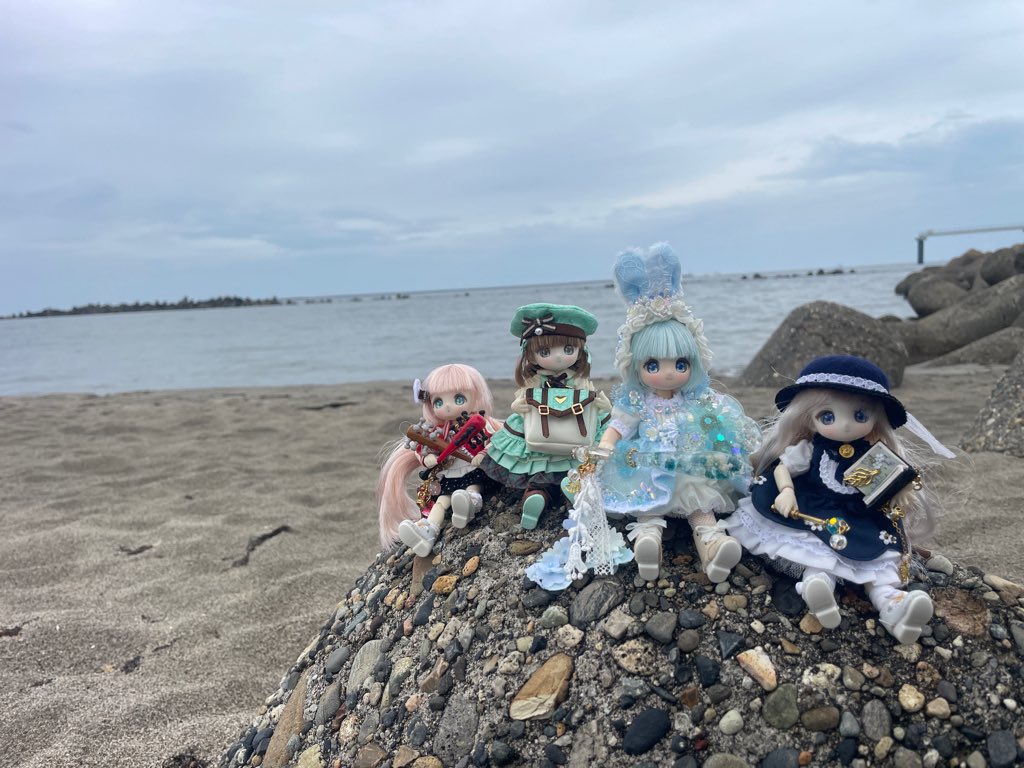OssanDolls's tweet photo. 新潟県新潟市
山の下舟江町　浜海水浴場

せっかく新潟まで来たので日本海が見える場所へと思って来ましたが、天気が悪すぎる(´･ω･`)

車を降りたら雨が降り始めたので、傘を持って撮影しました😅

フィアちゃんとミントちゃんは初めての野撮です✨

#Tinyfox
#シュガーカップス
#月うさ洋装店 https://t.co/DoLlFXnfeM