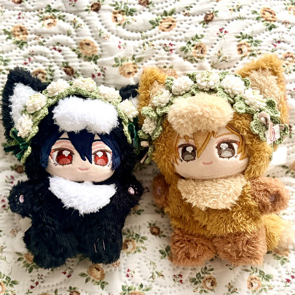 aromaticus_rose's tweet photo. 277さん(@ninana_277_ )からお迎えした白詰草の花冠が届きました🥰

今回お迎えしたのは、れいちゃんが身につけているフォレストグリーンのリボンの方です✨

🦊の着ぐるみは、パティスリーのポイント交換でお迎えしたものです✨

たまたま同時に届いたので、あわせてみたら最高に可愛いくて幸せ💖 https://t.co/gkQPt1Z4Bl