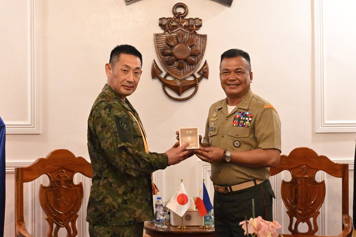 jgsdf_gcc_pao's tweet photo. 【 カマンダグ２６（幕僚長現地確認）】
陸上総隊は、令和８年度米比海兵隊との実動訓練「カマンダグ２６」に参加しました。
陸上総隊幕僚長は本訓練の状況を確認するとともに、陸軍及び海兵隊高官との懇談を実施し、日米比は共通の理念と目標を有するパートナーであることを改めて認識し、絆を更に深めることができました🤝
＃陸上自衛隊　＃陸上総隊
【 KAMANDAG 26 (GCC Chief of Staff Observes Exercise KAMANDAG 26)】
The Ground Component Command (GCC) is currently participating in KAMANDAG 26, a multinational exercise led by the Philippines and U.S. Marine Corps. The Chief of Staff of the GCC observed the exercise and held discussions with senior military leaders from the U.S. and the Philippines. Through these engagements, Japan, the U.S., and the Philippines reaffirmed their partnership based on shared values and objectives and further strengthened their bonds.🤝