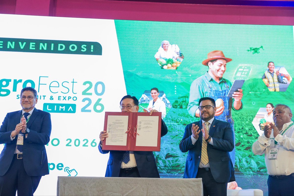 presidenciaperu's tweet photo. #NotaDePrensa | Compromiso con un agro más sostenible. 🙌 El presidente de la república, José María Balcázar, participó del l Foro internacional de Polinización Global – Agrofest 2026.
Bajo el evento “Las Abejas, el Motor Invisible del Agro Peruano”, se reunió a investigadores, científicos, productores y autoridades para destacar el papel fundamental de las abejas en la producción de alimentos, la conservación de la biodiversidad y el fortalecimiento de la agricultura nacional. 🇵🇪
Más información: https://t.co/8ehSFNVBeT