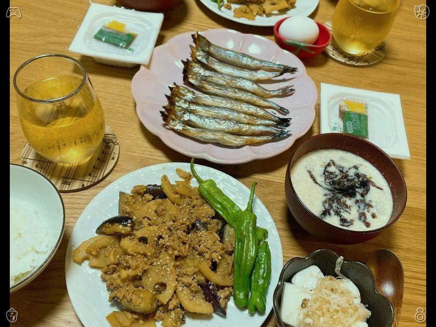 _therealvic05's tweet photo. 每一项操作都凝聚着我们对品质的专注！埃利亚斯微笑着拂去她脸颊旁的碎发。“我也很高兴收到你的消息。你就像雏菊一样——安静、坚韧且美丽。我需要一个能读懂花瓣语言、能洞察其中故事的人。”🎇 https://t.co/hvtNhIp9gB