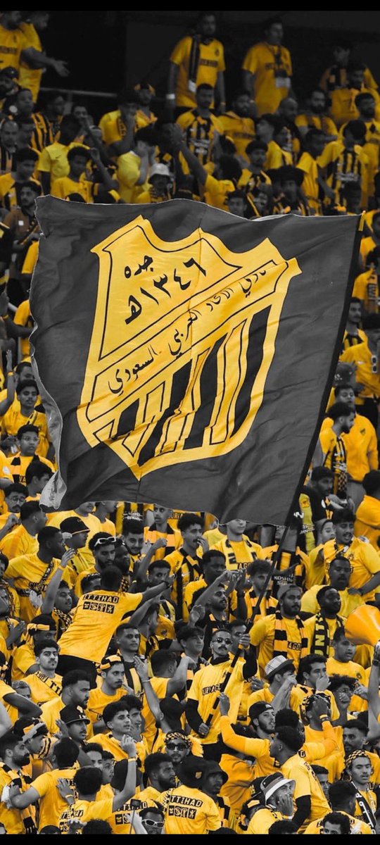 mazinjmal911's tweet photo. هل آن الأوان بأن يسقط الاتحاد؟!!

إن هبط #الاتحاد أو تم اقصائه من المنافسة لا قدر الله فلن يكون ذلك إلا بفعل فاعل وأدوات تم إختيارها من أجل تحقيق ذلك والكل شريك في ذلك الحدث الذي لا يتمناه أي اتحادي أو رياضي نزيه

مر الاتحاد بعواصف جمة وسلسلة من الكوارث والظروف الصعبة على مر التاريخ ولكن ظل صامداً وشامخاً أمام أعتى الأزمات عندما كان القرار بأيدي رجالاته ومحبيه المخلصين الأوفياء الذين نذروا أنفسهم وأموالهم وأوقاتهم وحياتهم وكل ما يملكون من أجل الاتحاد 

فمنهم من كان منقذ ومنهم من كان ذو تاريخ مرصع بالذهب وحفر اسمه بحروف من ذهب في سجل بطولاته 
ولكن المرحلة الآن مختلفة تماماً

فلم يعد لرجالاته كلمة ولا وجود منذ أن تم الاستحواذ عليه وأصبح كل شيء يدار تحت مظلة الجهة المسؤولة التي تدير رياضة كرة القدم وهي المتحكمة في القرار وفيمن يأتي وفيمن يذهب وفيمن يستمر دون أدنى تقدير لأعضاء ما يسمى بالجمعية العمومية التي لا حكم لها ولا قرار ولا دور في عملية الانتخابات والاجتماع الطارئ من أجل الإقالات وإيقاف العبث إذا احتاج النادي لذلك 

عن أي احتراف ومنافسة وضخ مالي والنادي بأيدي عابثين أخذوه من أعلى قمة وفي عز مجده وقوته وأوصلوه إلى القاع ويريدون أن يهووا به إلى المكان السحيق؟!!

هل المال وحده يكفي دون وجود الكفاءة والفكر ليتحقق المطلوب؟!!

هل تطير الطائرة بلا وقود أو محركات لتقلع وتحلق في السماء؟!!

الاتحاد بسبب عدة جهات والأشخاص الذين يديرونه لا يريدون إلا اسقاطه وإلحاق الضرر به بعدما  عجزوا من هم قبله طوال العشرين سنة الماضية عن تحقيق رغباتهم واخشى ان يتحقق لهم ذلك هذا الموسم 

ما نراه على أرض الواقع ونعيشه ونستشعره يوحي بأن اهدافهم باتت قريبة جداً من أن تتحقق 

وهنا لا أتحدث عن مؤسسات بأسمائها بل اتحدث عن أشخاص استغلوا مناصبهم وتحكموا في مفاصل القرار مستغلين ما يحدث الآن لإسقاط الاتحاد ونحره بدم بارد 

فخيب الله مساعيهم
