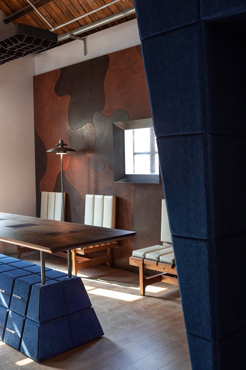 goooodofficial's tweet photo. Ter shu clothing by https://t.co/yvnq0pZleQ
Leather and Denim Narratives within a Century-Old German-Style Building
link：https://t.co/wuf8VQlrYV

photo by Wang Xuelong
#InteriorDesign #Shandong #Renovation #Qingdao #Branding #CommercialArchitecture #Store #Renovation #Retail https://t.co/1Y9dkUE6UY