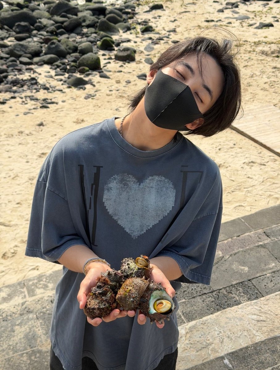 mingnaaa77's tweet photo. 구치만 매일 프리티 입고 다니는 것도 맞긴해 ฅฅ https://t.co/6OzDh59PuD