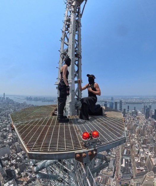 choquei's tweet photo. 🚨VEJA: NOVO registro do casal que subiu o Empire State para um pedido de casamento. https://t.co/DNx8Gx97ba