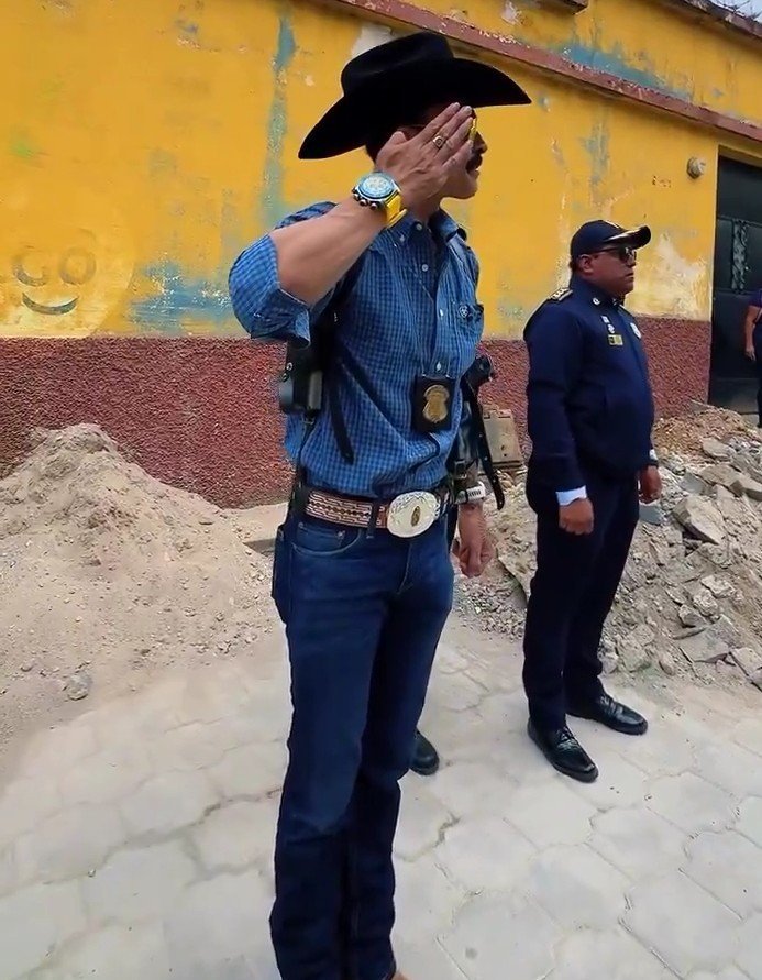 iridesarr25's tweet photo. El #DIGECAM no le debió dar permiso de portación a este drogadicto!!! Siempre anda con las armas visibles y eso es ostentación... Otra cosa es que el tipo claramente hay días que se ve muy dañado! https://t.co/3Ug80ZGvBE