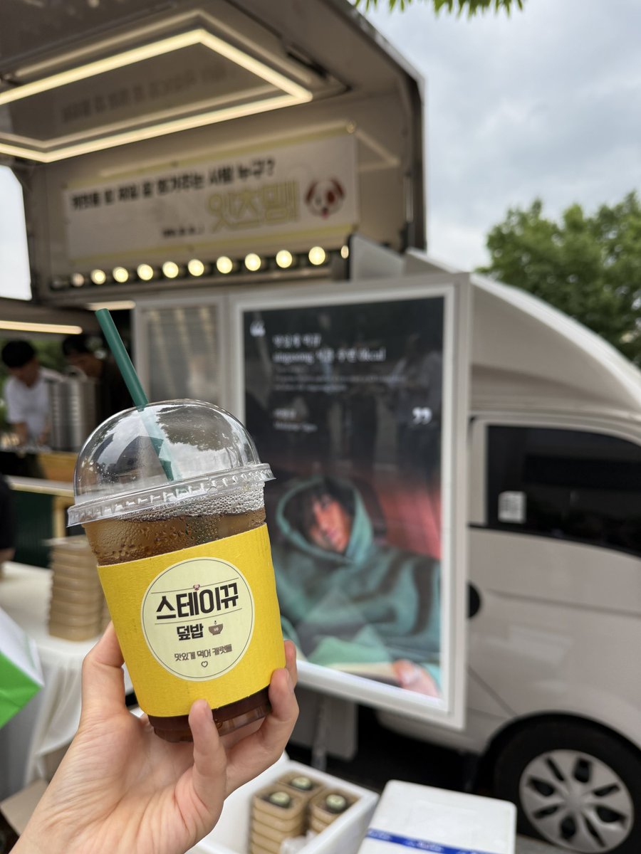 ee0010041230's tweet photo. 260702 브이에잇 음중 사녹
민규가 밥차 보내줬당!
스테이뀨 덮밥!! 
캐럿들 밥 잘 챙겨주는 잇츠밍🐶 https://t.co/gw2ZZp0sIY