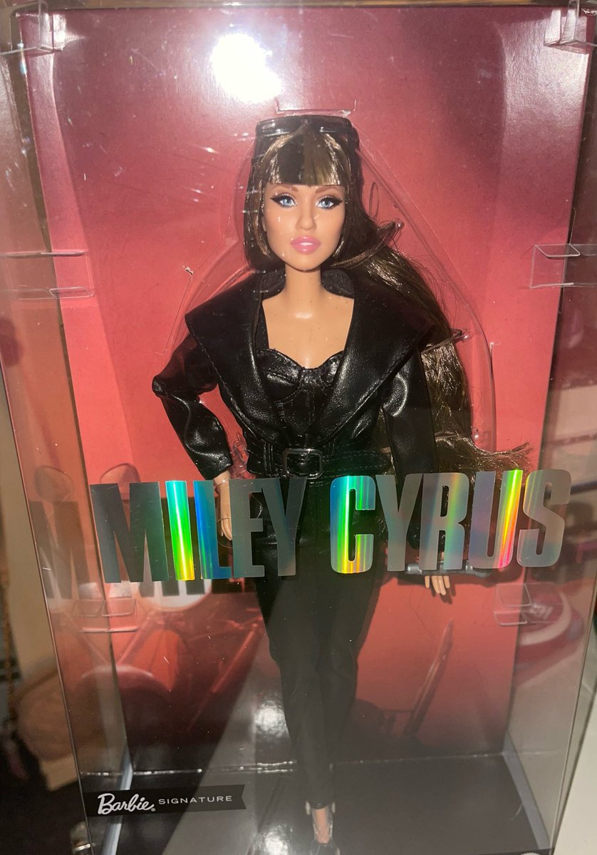 mileydigest's tweet photo. She came so fast and here I was thinking I wasn’t getting one when they sold out so fast 😭 https://t.co/tyNNkYGxoV