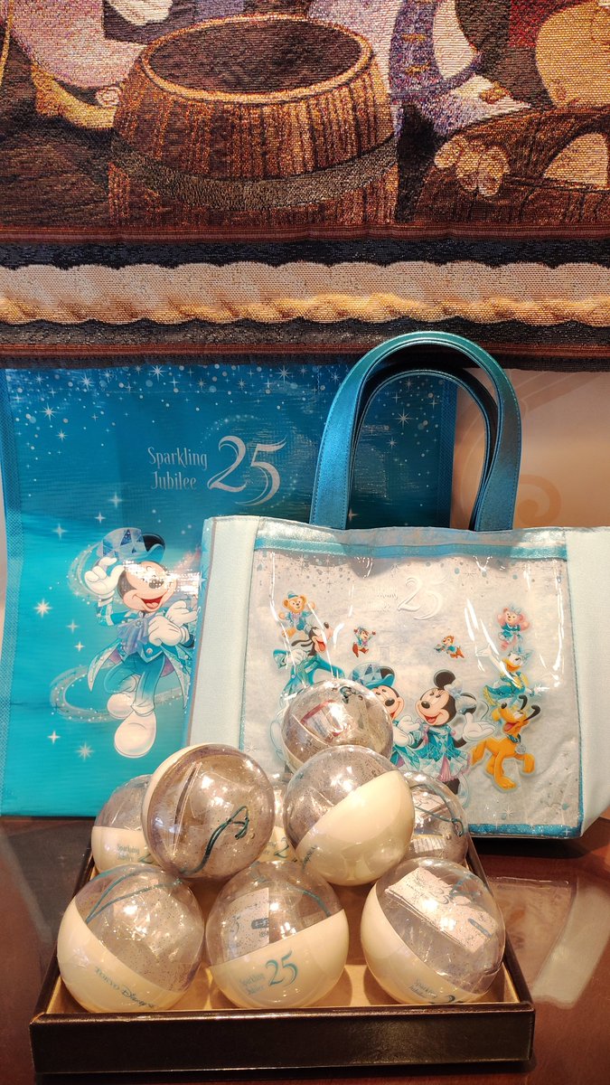 marikko0908's tweet photo. ハピエンでトイマニ2回乗って腕が動かなくなったし雨なので一旦ホテルで休憩
無事にランチケースとショッピングバッグXSを購入（Mは売り切れ）
カプセルトイは10周年のだけでなかったー
エントリーは2つ当たったけど、やっぱり雨だから空いてるよね　夕方までに雨止んで！ダングロ観たい！ https://t.co/et2vlOjaYB