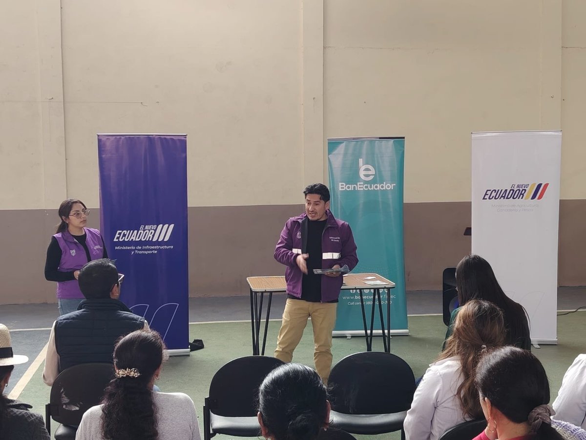 Agricultura_CZ6's tweet photo. #Azuay | En coordinación con la Jefatura Política de #Chordeleg, participamos en la socialización de la plataforma #GobiernoATuLado en la parroquia San Martín de Puzhío, acercando a la ciudadanía los programas y servicios que ofrece el Gobierno Nacional. 🤝🇪🇨 https://t.co/cit93qVknl