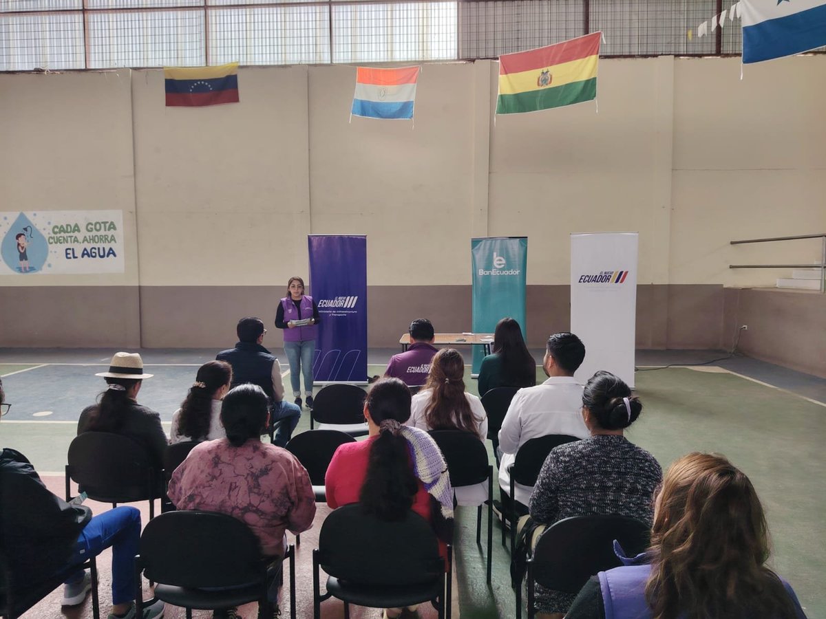 Agricultura_CZ6's tweet photo. #Azuay | En coordinación con la Jefatura Política de #Chordeleg, participamos en la socialización de la plataforma #GobiernoATuLado en la parroquia San Martín de Puzhío, acercando a la ciudadanía los programas y servicios que ofrece el Gobierno Nacional. 🤝🇪🇨 https://t.co/cit93qVknl