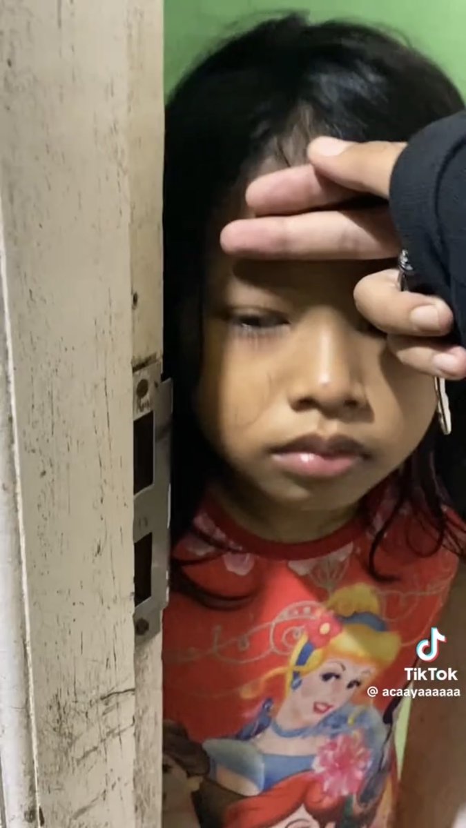 irajenar's tweet photo. Jahat Banget Kerja 12 Jam Sehari Cuma Dibayar 30 Ribu😭

adik ini masih SMP tinggal bertiga sama dua adeknya yg masih kecil. mereka ngontrak. bapaknya ada di penjara, ibunya ada di RSJ. jadi dia terpaksa bekerja tapi dimanfaatin bos, kerja dari jam 9 pagi - 9 malam cuma dibayar 30 ribu sehari.
lokasi : Tanjungpinang