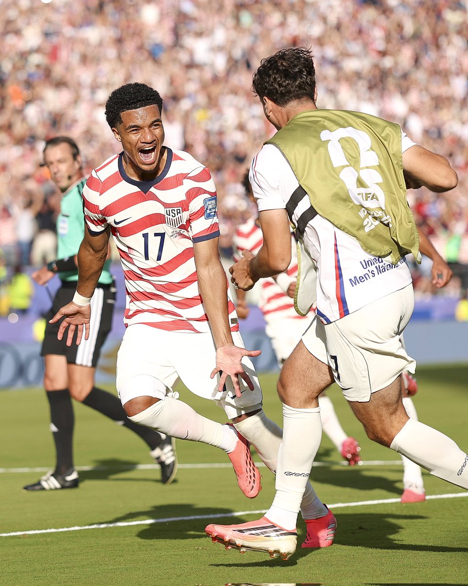 FootballUp89715's tweet photo. ✅🇺🇸 RESMI: Amerika Serikat MELAJU ke Babak 16 Besar Piala Dunia 2026! 🦅

The Yanks akhirnya lolos dari fase grup! Main di kandang sendiri emang beda auranya. ���� https://t.co/MiSYE7vGZG