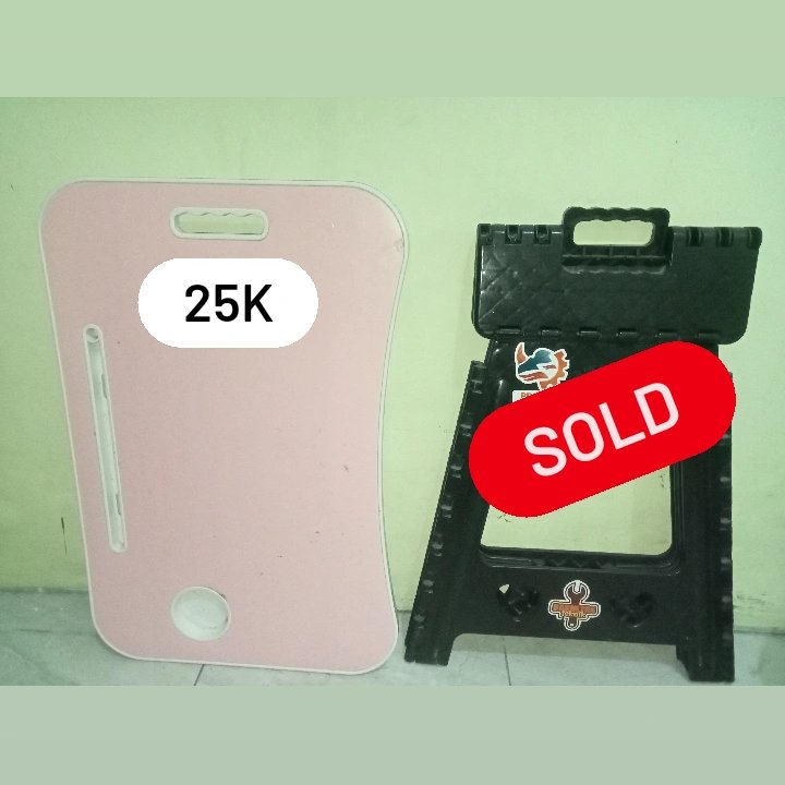IrmaWinari2's tweet photo. meja belajar lipat 20k aja deh, good condition, ambil kos only yaa https://t.co/FOMZFQBPp0