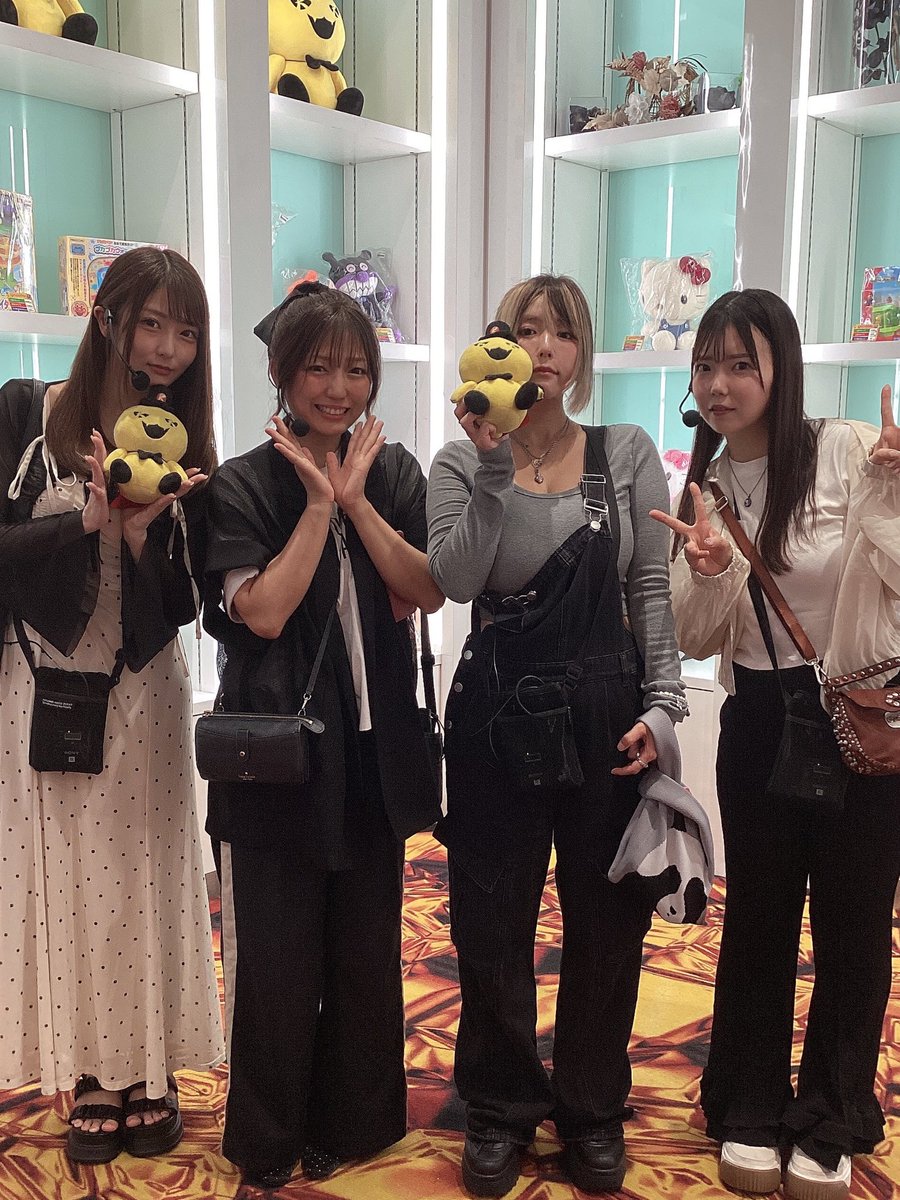 GranKicona's tweet photo. おはようございます😊
グランキコーナ堺店です‼️
本日は
#ジャンバリ取材
#DROP_OUT 収録来店🎥
龍馬ジュンさん
河原みのりさん
橘アンジュさん
堀江りほさん
素敵な💓お写真💓
ありがとうございます🥰
この後も皆様のご来店
お待ち致しております🙇🏻
#つぶやキコーナ https://t.co/UyYZg13R9j