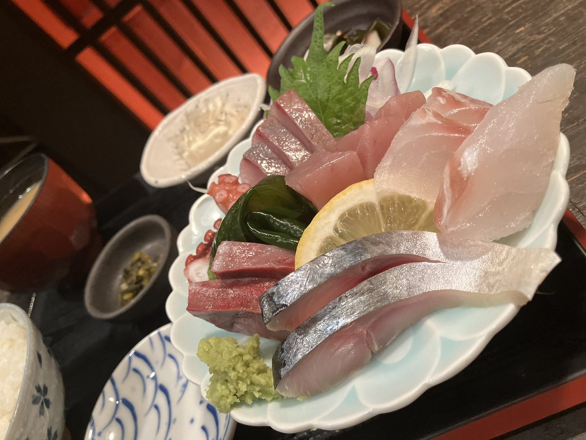 ZkrD8v's tweet photo. 裏メニューあります
しらす丼定食1000円

日替り海鮮定食1100円
鱧天ぷら
刺身定食1300円
#あゆの家ランチ #ミナミランチ https://t.co/oz2X306v9b