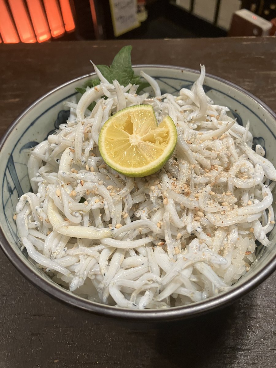 ZkrD8v's tweet photo. 裏メニューあります
しらす丼定食1000円

日替り海鮮定食1100円
鱧天ぷら
刺身定食1300円
#あゆの家ランチ #ミナミランチ https://t.co/oz2X306v9b