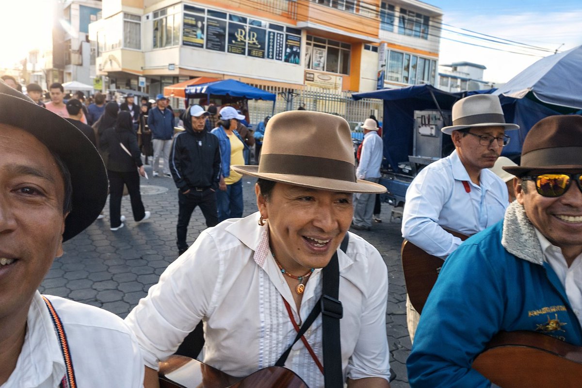 JoseCevallos5's tweet photo. Y no podia faltar las fotitos con los familiares, amigos CESAR MAIGUA Y LEOPOLDO MONTEROS, Reinitas y conocidos en la Toma de la Plaza 2026 ROSALIOS - ALGO RICO DE MÁS TAN UDS https://t.co/vUnDP68w0v
