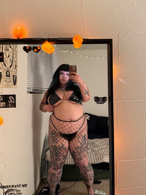 Daya ♡ Stupidbratpiss - before u dm me, just know i’m built like this ! https://t.co/bODBzasxCI