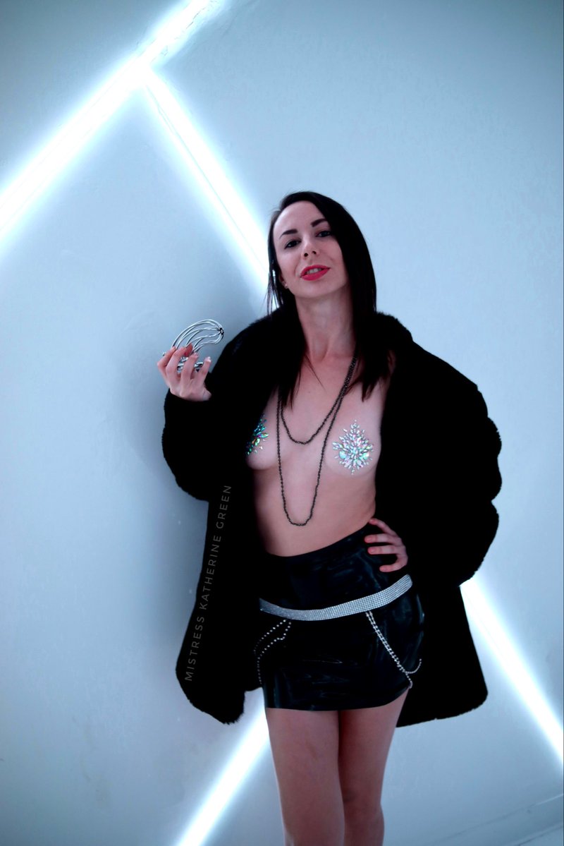 MistressKGreen's tweet photo. First stop on my California trip:

San Diego to see My Gorgeous Domme friend @DommePorcelain at her iconic dungeon @midnightmanorsd ❤️‍🔥 July 11th

For requests on custom content shoot 🎥📸 for our collab, or Domme calls 📞📲and cam, email Me NOW mistress k green at g mail 🎉⛓️ https://t.co/PUsgtDHyeW