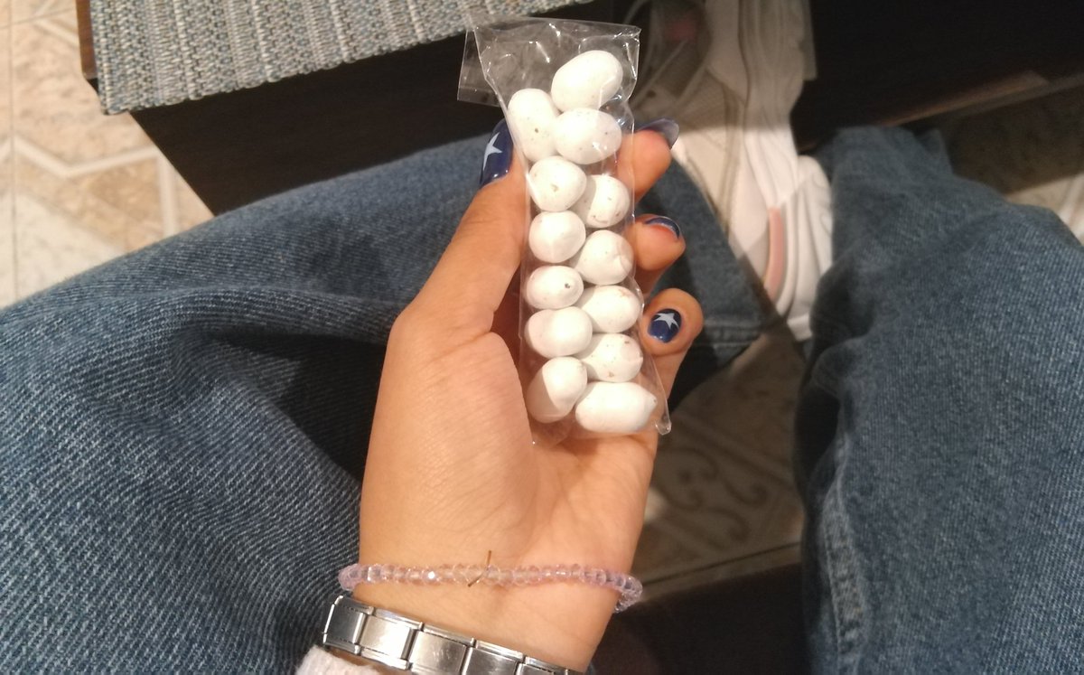 Lovesugaa_'s tweet photo. Por fin me voy a comer estos huevitos de chocolate que me dieron en el concierto de los bts https://t.co/FHejeGVVXq