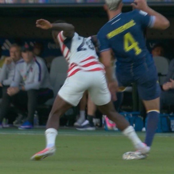 DschlopesIsBack's tweet photo. The craziest part is that Balogun is looking at the ball and trying to play it while Messi is looking straight at the leg he’s stepping on.

Balogun got a red card and Messi got nothing. https://t.co/XiRMU9PMqY