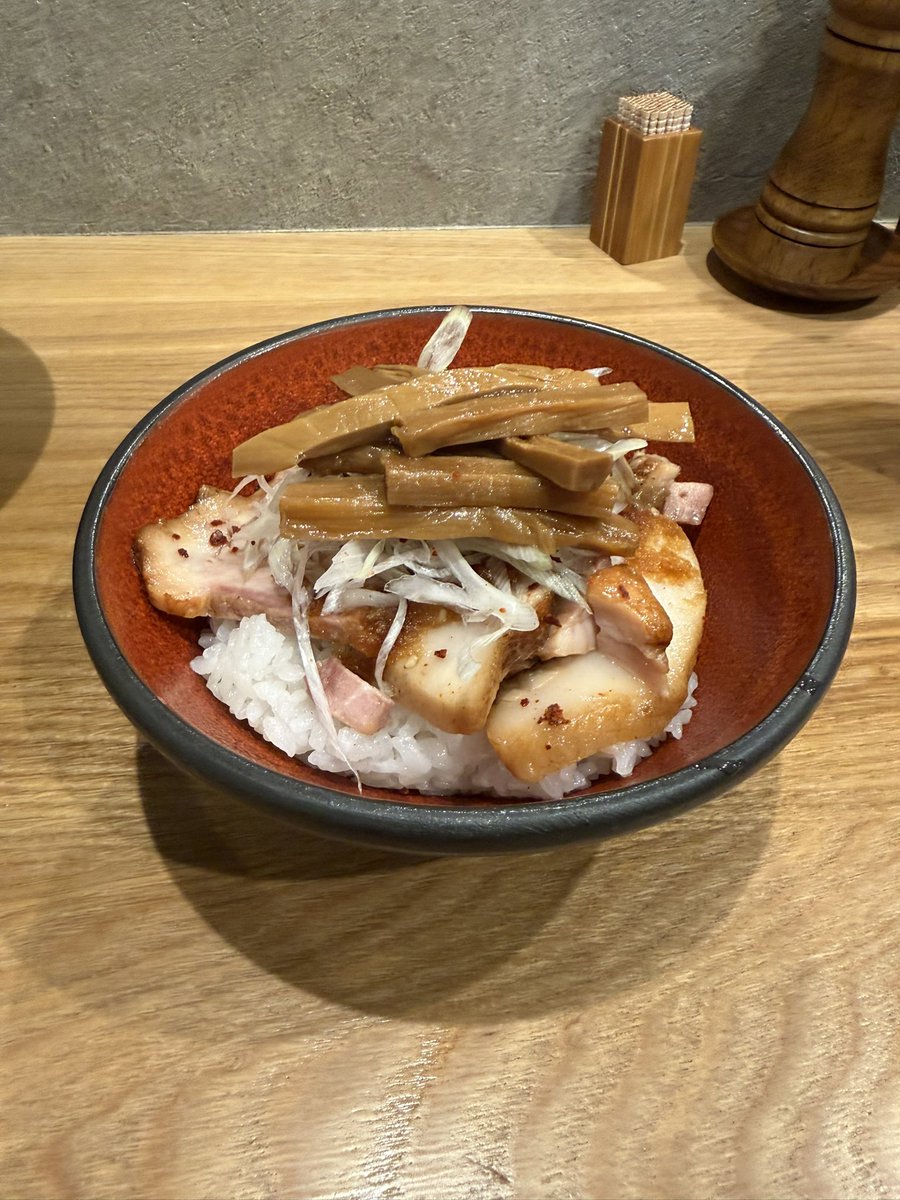 Rahmensun's tweet photo. らぁめん鴇（寒川）

つけメンマ　1650円
豚めし　530円

少し仕事、時間に余裕ができ
やっと来れました
パワーアップしたつけめんを食べに
美味過ぎて衝撃すぎ…
とにかく幸せな時間でした

079

#らぁめん鴇
#神奈川寒川 https://t.co/dZmJobht5f