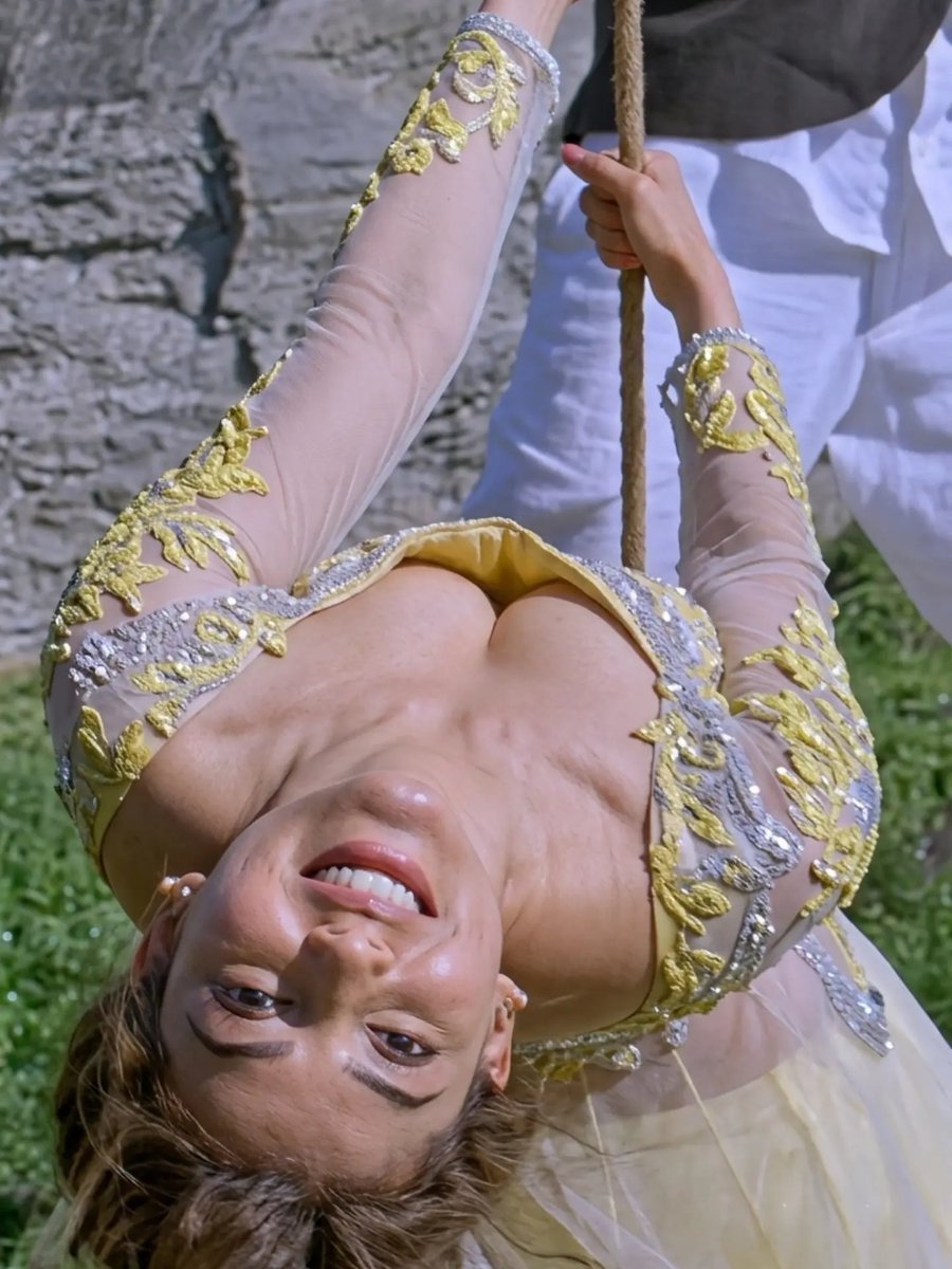 actressnation4u's tweet photo. Maatran or baahubali 😍😍

Her prime is just insane 🥵🥵

#KajalAggarwal https://t.co/gAGrkgrcw2